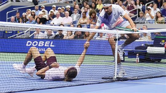  Lorenzo Sonego (r) hilft Alexander Zverev wieder auf die Beine.
