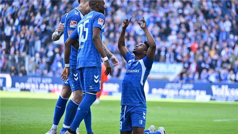  Lubambo Musonda zelebrierte seinen Führungstreffer für den 1. FC Magdeburg. 