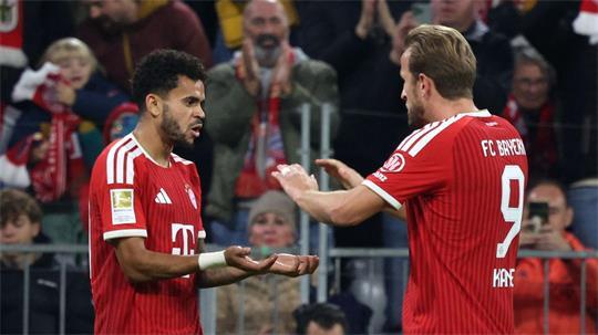  Luis Díaz (l) bejubelt sein Tor zum 1:0 mit Harry Kane.
