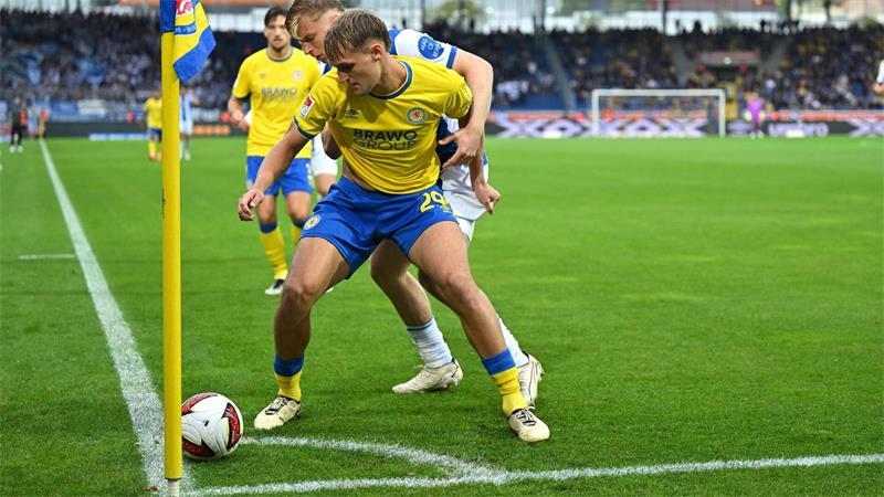5:3 nach 0:2: Hertha BSC gewinnt Spektakel in Braunschweig Lukas Frenkert von Eintracht Braunschweig (vorne) wird vom Berliner Julian Eitschberger bedrängt.