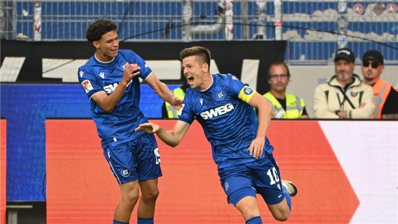 Happy End dank Egloff: KSC verdirbt Münsters Trainer-Debüt Marvin Wanitzek (r) erzielte nach Vorarbeit von Louey Ben Farhat (l) das 2:0.