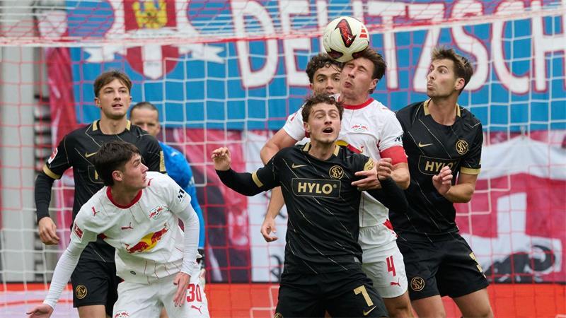  Maurice Krattenmacher (SV 07 Elversberg, vorne M) und Willi Orbán (RB Leipzig, 2.v.r) kämpfen um den Ball.