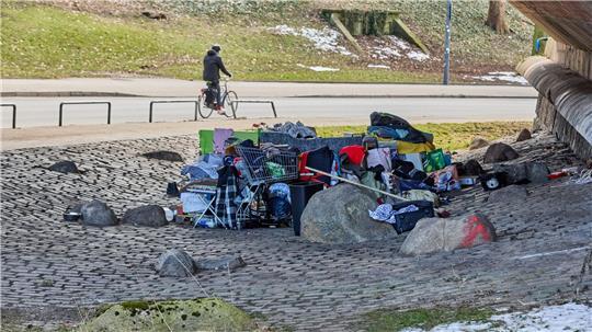  Mit einem neuen Konzept will die Hamburger Sozialbehörde mehr obdachlose Menschen von der Straße holen. (Archivbild)
