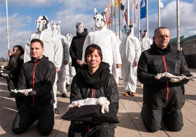  Mitglieder der "SoKo Tierschutz" stehen in der Innenstadt, halten tote Kaninchen, tragen Masken, die Tiere aus Versuchslaboren zeigen und protestieren gegen Tierversuche und für die Schließung des Versuchslabors LPT. Foto: Daniel Bockwoldt/dpa 