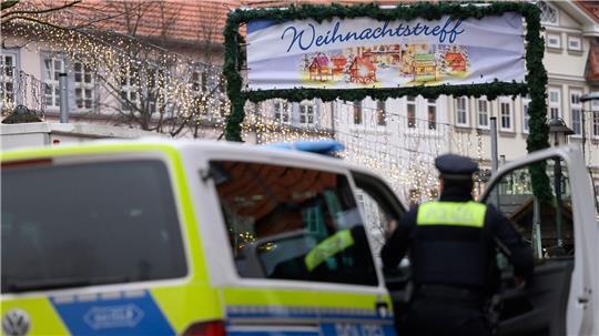  Nach der Räumung des Weihnachtsmarkts sucht die Polizei nach einem Verdächtigen. 
