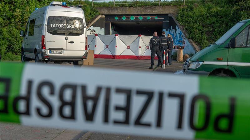  Nach einem lauten Knall hat die Polizei unter einer Fußgängerbrücke im Saarland einen Toten und vier Schwerverletzte gefunden. 