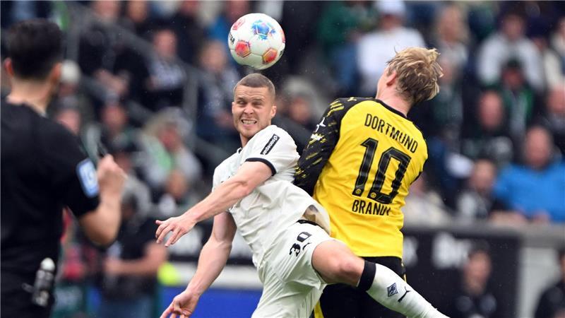  Nico Elvedi (l) stand bei seinem Treffer in Abseits. 