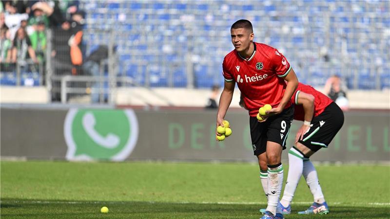  Nicolò Tresoldi hebt Tennisbälle vom Spielfeld auf.