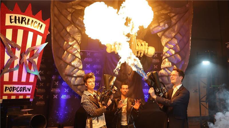  Nordrhein-Westfalens Ministerpräsident Wüst (r) besucht auf seiner Ostwestfalen-Tour die Zauberer „Ehrlich Brothers“ und hält einen Flammenwerfer.