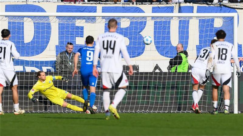 Nürnberg jubelt wieder - Magdeburgs Heimfluch bleibt Nürnbergs Robin Knoche (2.v.r.) bringt sein Team per Elfmeter erneut in Führung.