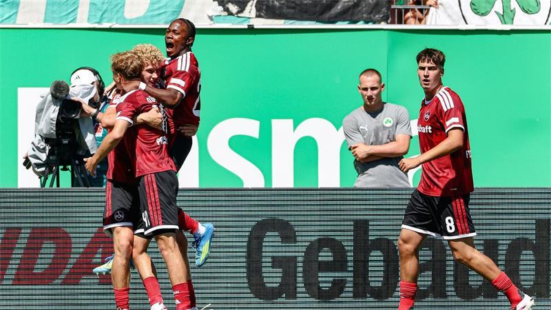  Nürnbergs Spieler jubeln über den Derbysieg in Fürth.