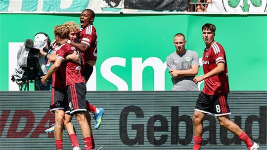  Nürnbergs Spieler jubeln über den Derbysieg in Fürth.