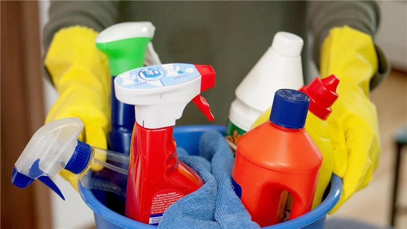  Ob Ihre Putzmittel in den Sondermüll gehören, zeigen die entsprechenden Gefahrensymbole auf den Verpackungen.