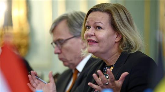  Ob und wann eine Rückkehr von Syrern sicher ist, wird sich aus Sicht von Bundesinnenministerin Nancy Faeser erst noch zeigen. 