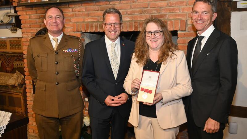  Oberstleutnant Richard Sernberg, Landrat Kai Seefried, Debbie Bülau und Botschafter Andrew Mitchell (von links).