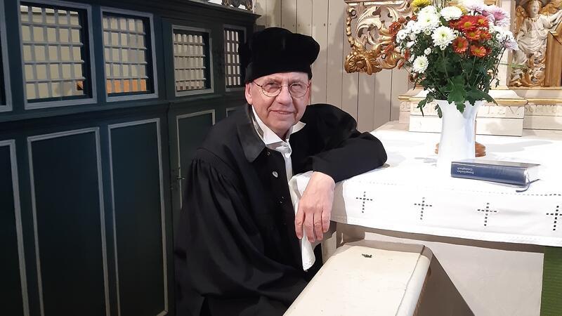 Lutherspiel mit Matthias Schlicht am Reformationstag Pastor Dr. Matthias Schlicht spielt den Reformator Martin Luther.