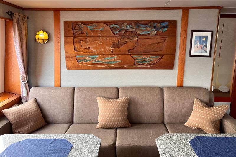  Paul René Gauguins Holzschnitt „Südwind“ hängt im Speisesaal. 