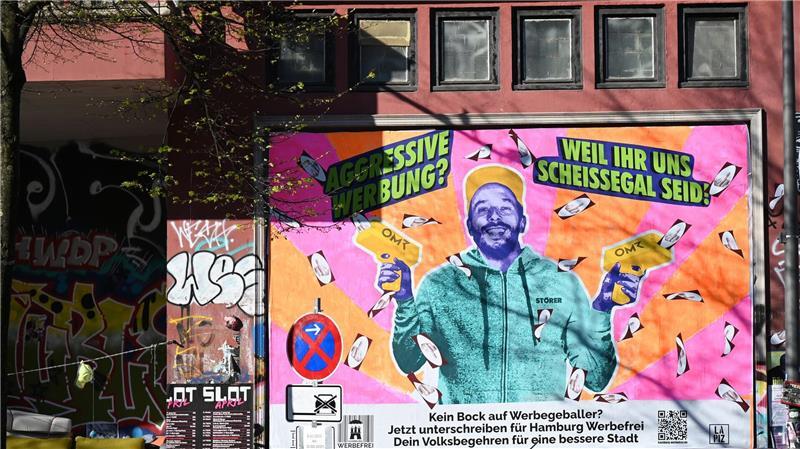 OMR-Gründer auf XXL-Plakat an Roter Flora Philipp Westermeyer ist Gründer und Veranstalter der Digitalmesse „Online Marketing Rockstars“.