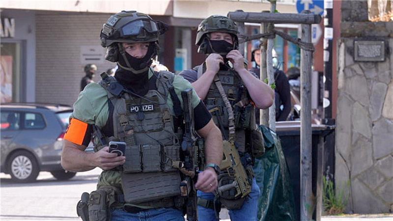  Polizisten mit Spezialausrüstung sind in Sinzig im Kreis Ahrweiler bei einer Geiselnahme im Einsatz. 