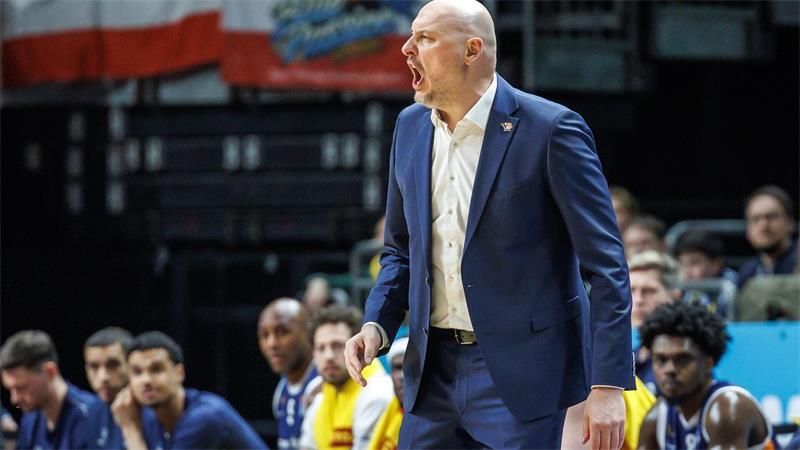 Seawolves gelingt Revanche in Hamburg Przemyslaw Frasunkiewicz, Trainer von Rostock Seawolves, steht gestikulierend am Spielfeldrand. (Archivbild)