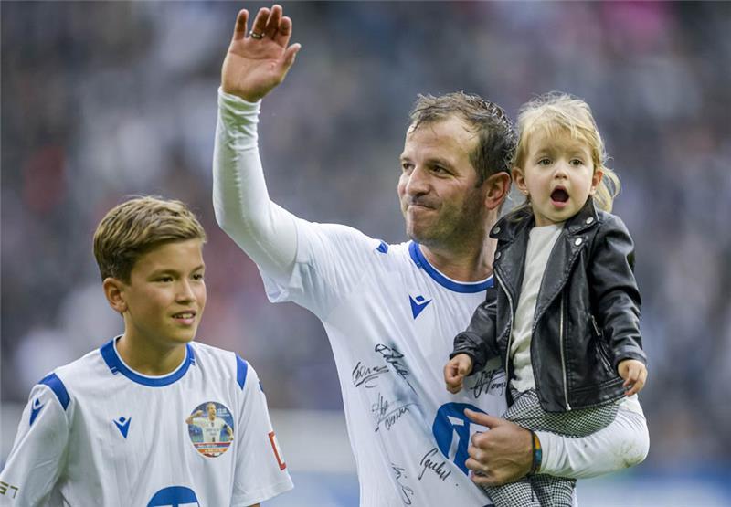  Rafael van der Vaart, ehemaliger HSV-Profi bedankt sich nach seinem Abschiedsspiel mit seinen Kindern Damian (l) und Jeslyn beim Publikum. Foto: Axel Heimken/dpa