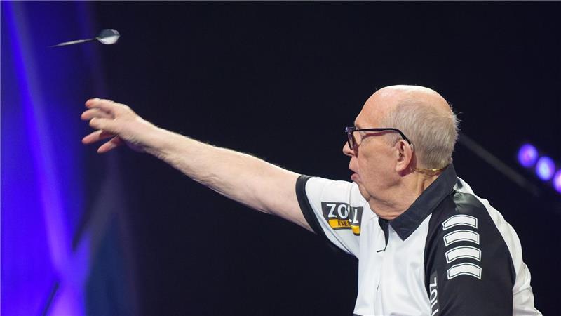  Rainer Calmund wirft bei der Promi-Darts WM 2026 einen Dart.