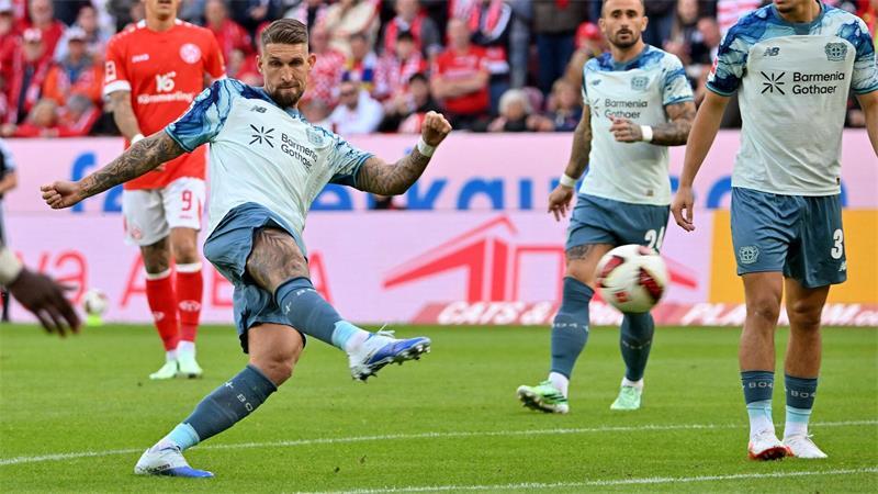 Rekordtor und Neuer-Patzer: Bayern verpasst Sieg in Augsburg Robert Andrich (l) trifft für Bayer Leverkusen.