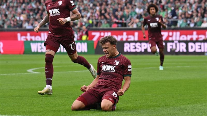 Freiburgs Siegesserie reißt - Erste Tore und Punkte für HSV Robin Fellhauer (FC Augsburg, vorn) jubelt nach seinem Tor zum 0:1.