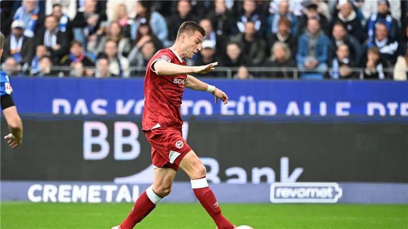  Robin Knoche spitzelte den Ball nach einem langen Einwurf zum zwischenzeitlichen 1:0 der Gäste ins Tor. 