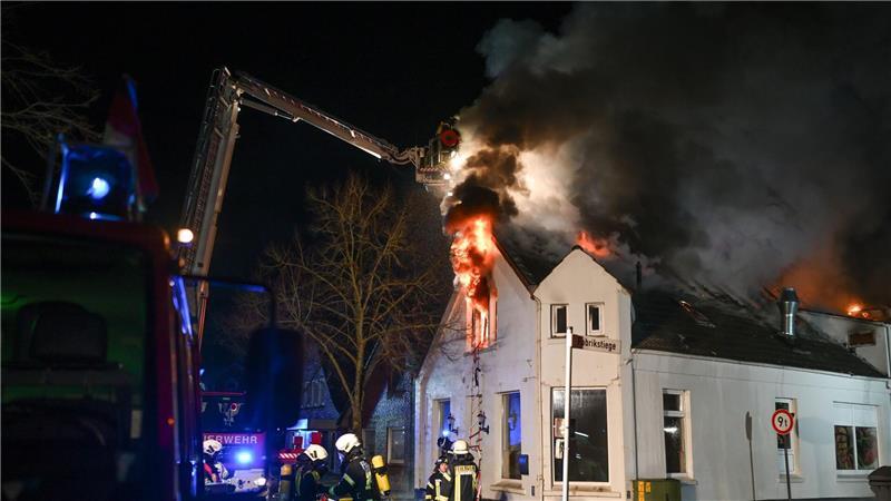  Rund 100 Rettungskräfte waren in Bunde im Einsatz, um das Doppelhaus zu löschen und die Verletzten zu versorgen.