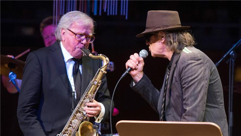 Deutschlands König des Jazz - Klaus Doldinger ist tot Saxophonist Klaus Doldinger machte auch mit Udo Lindenberg Musik - hier 2016 in Düsseldorf. (Archivbild)