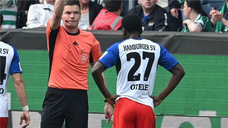  Schiedsrichter Florian Exner zeigt Philip Otele vom Hamburger SV in Bremen die Rote Karte.