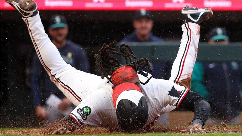  Schlagmann der Minnesota Twins, Josh Bell, rutscht sicher auf die Home Plate.