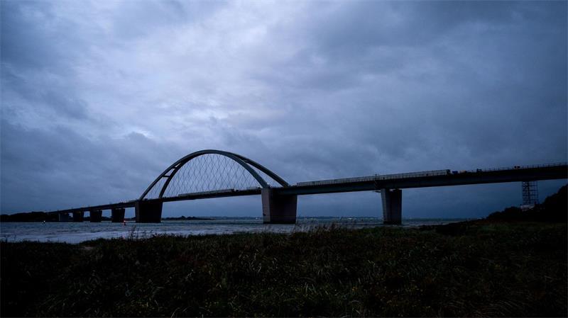  Seit 2020 wird das Bauwerk, welches Fehmarn und das deutsche Festland verbindet, saniert. (Archivbild)