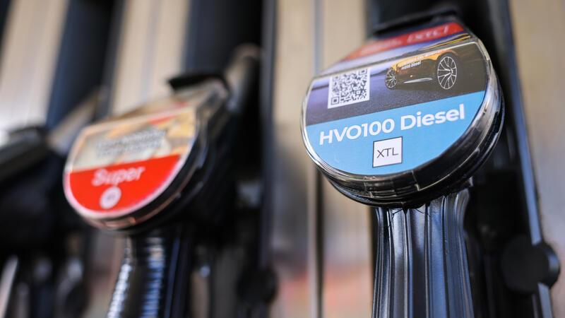  Seit Ende Mai dürfen die paraffinischen Diesel HVO oder Care-Diesel als Biokraftstoff an Tankstellen verkauft werden.