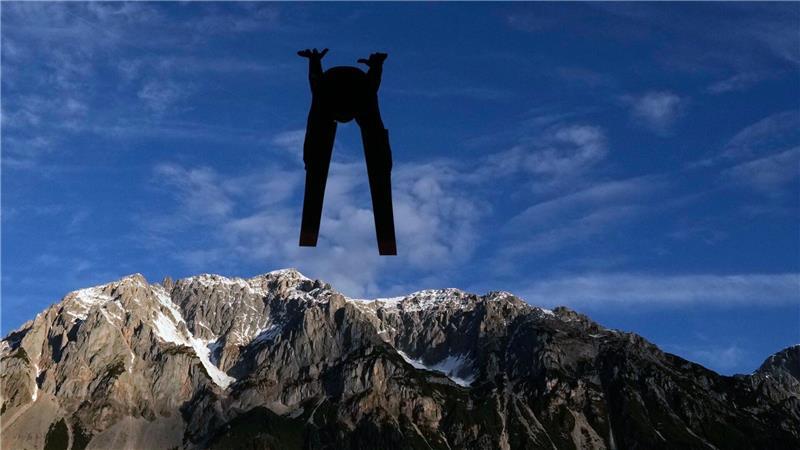  Ski nordisch/Kombination: Nathalie Armbruster aus Deutschland bei ihrem Sprung von der Normalschanze in Ramsau in Oberbayern.