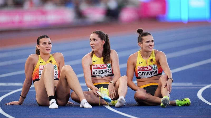 „Mentales Biest“: Speerwerfer Weber gewinnt EM-Gold Sophie Weißenberg (M) belegte Rang fünf - und war überglücklich.