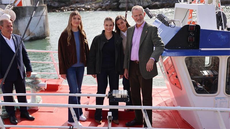  Spaniens Königin Letizia ist bei einem Besuch im nordspanischen Llanes auf einem Fischerboot ausgerutscht.