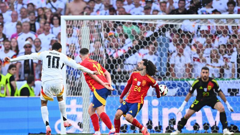  Spaniens Marc Cucurella (M) bekam im EM-Viertelfinale gegen Deutschland den Ball an die Hand.