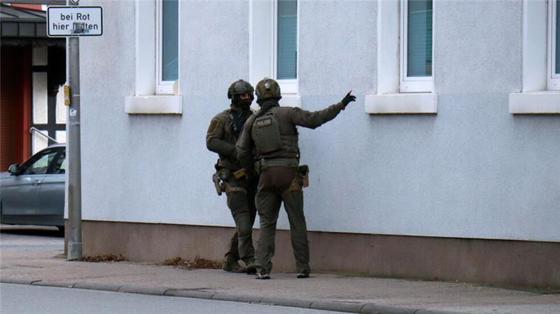 Täter hält Bankmitarbeiterin stundenlang fest - Motiv unklar Spezialeinsatzkräfte sind an der Bankfiliale im Einsatz.