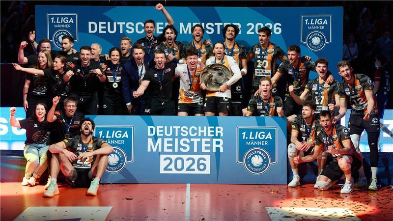  Spieler der Berlin Volleys jubeln nach dem Sieg über den Meistertitel.