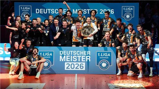  Spieler der Berlin Volleys jubeln nach dem Sieg über den Meistertitel.