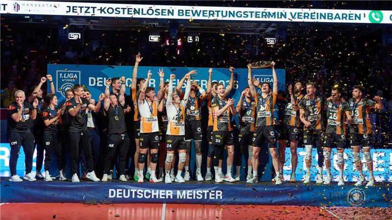  Spieler der Berlin Volleys jubeln nach dem Sieg über den Meistertitel.