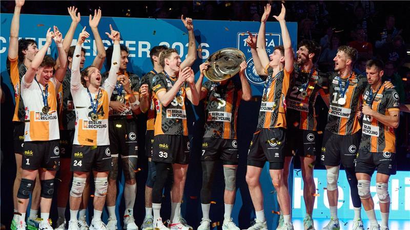  Spieler der Berlin Volleys jubeln nach dem Sieg über den Meistertitel.
