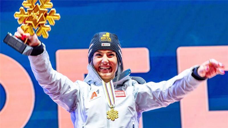  Stephanie Venier aus Österreich feiert ihre Goldmedaille beim Super G in Saalbach-Hinterglemm.