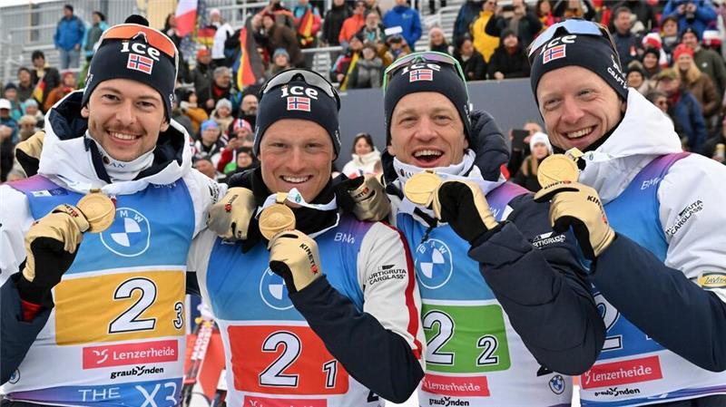 Norwegischer Dreifach-Erfolg im letzten WM-Rennen Sturla Holm Laegreid (l), Endre Stroemsheim (daneben) und Johannes Thingnes Bö (r) stehen zusammen im letzten Rennen auf dem Treppchen.