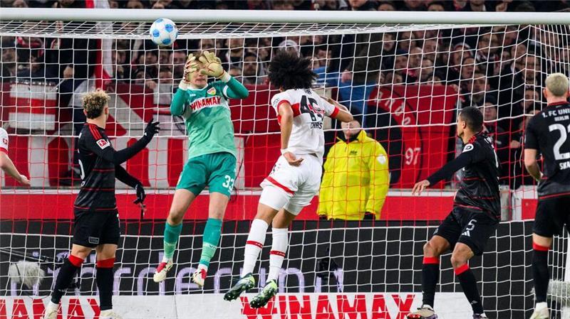 Nübel-Fehler und Woltemade-Doppelpack: VfB krönt Aufholjagd Stuttgarts Torwart Alexander Nübel sieht beim 0:1 nicht gut aus.