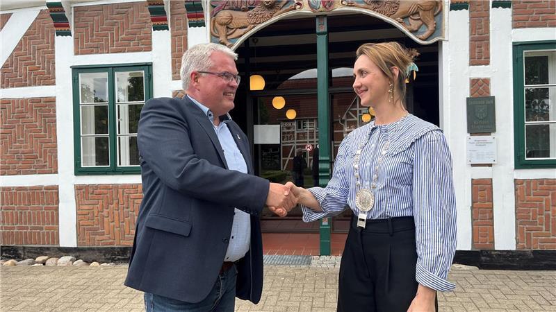  TV-Bürgermeisterin Schulze alias Anne Roemeth übernimmt die Amtsgeschäfte von Matthias Riel.