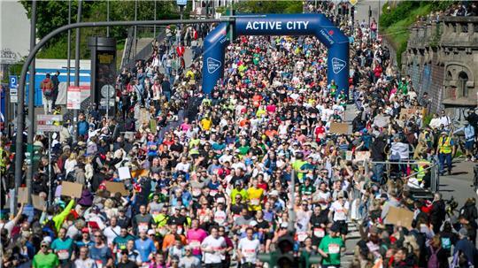  Teilnehmer laufen an den Landungsbrücken vorbei.