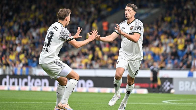 Todesfall überschattet 2:2 zwischen Braunschweig und Dresden Torschütze Nicolai Rapp (r) feiert mit Alexander Rossipal das 1:0 für Dynamo Dresden.